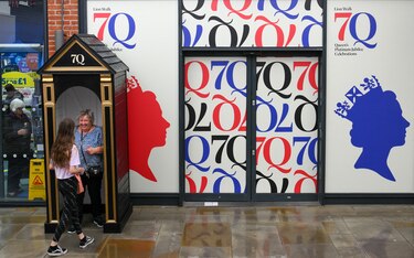 En la campiña inglesa aumenta el fervor ante el jubileo de la reina Isabel II