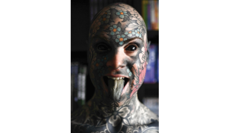 Maestro causa estupor en París por tatuarse hasta los ojos