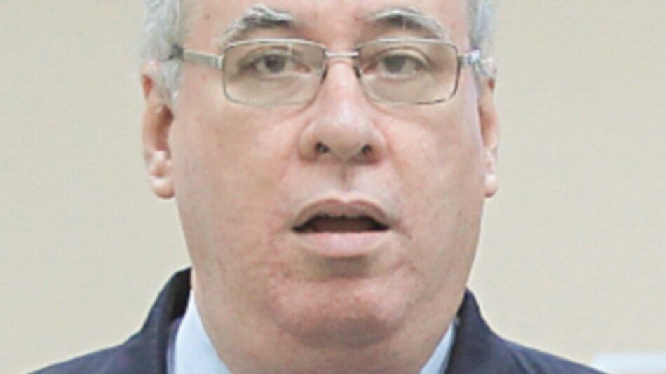 Licencia con sueldo para Ayú Prado, para que estudie por dos semanas en Salamanca