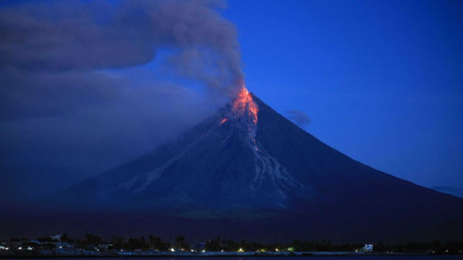 Volcán en Filipinas emite ríos de lava y columnas de cenizas