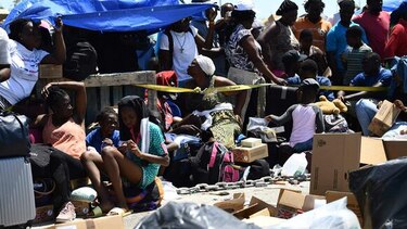 Entre temores por aumento de muertos, bahameños escapan de la devastación