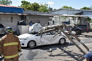 Madre e hija se salvan de morir aplastadas por un poste en Santiago