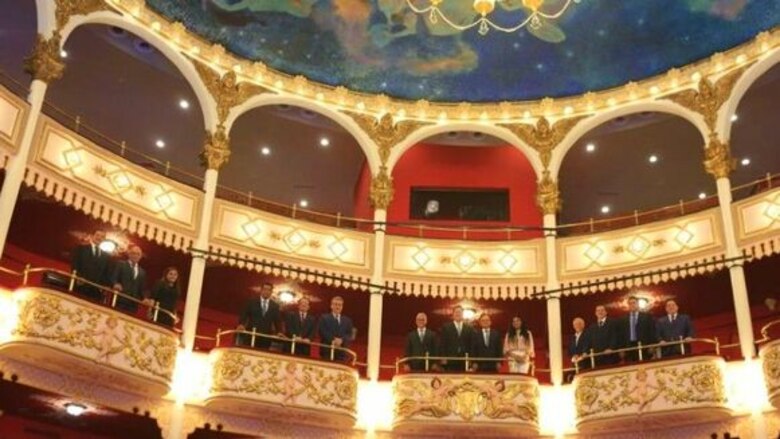 Varela y sus ministros recorren el Teatro Nacional