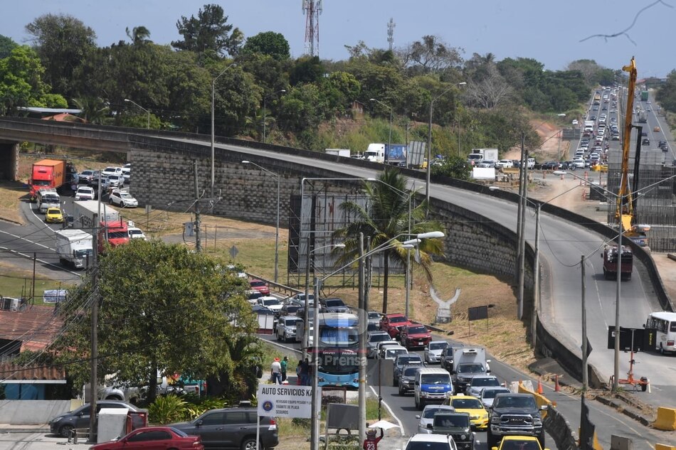 Empieza la inversión de carriles hacia el interior; miles de personas se desplazan para la fiesta del Carnaval