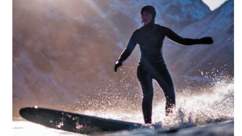 Surfear en el frío de Lofoten, más allá del ártico