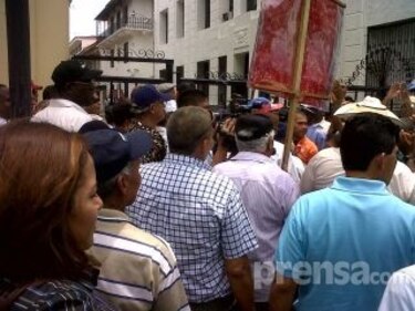 Jubilados esperan que los atiendan en la Presidencia