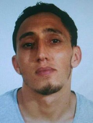 Hombre que conducía la camioneta del atentado de Barcelona sigue prófugo