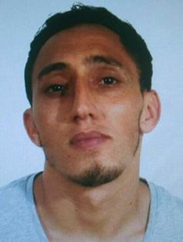 Hombre que conducía la camioneta del atentado de Barcelona sigue prófugo