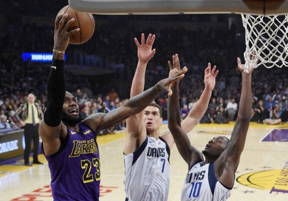 LeBron y Lakers remontan para superar a Mavericks