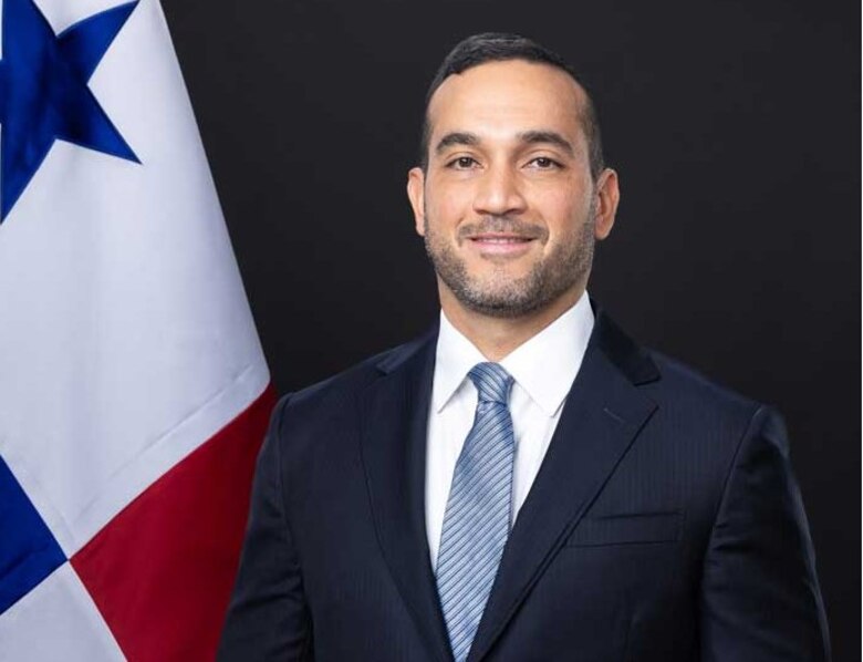 Renuncia el vicecanciller Carlos Ruiz Hernández