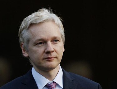 Publican biografía de Assange, que él calificó de 'memorias prostituidas'
