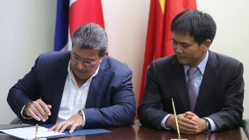 Firman contrato del cuarto puente sobre el Canal