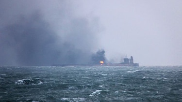 China intenta evitar una marea negra del petrolero de bandera panameña en llamas