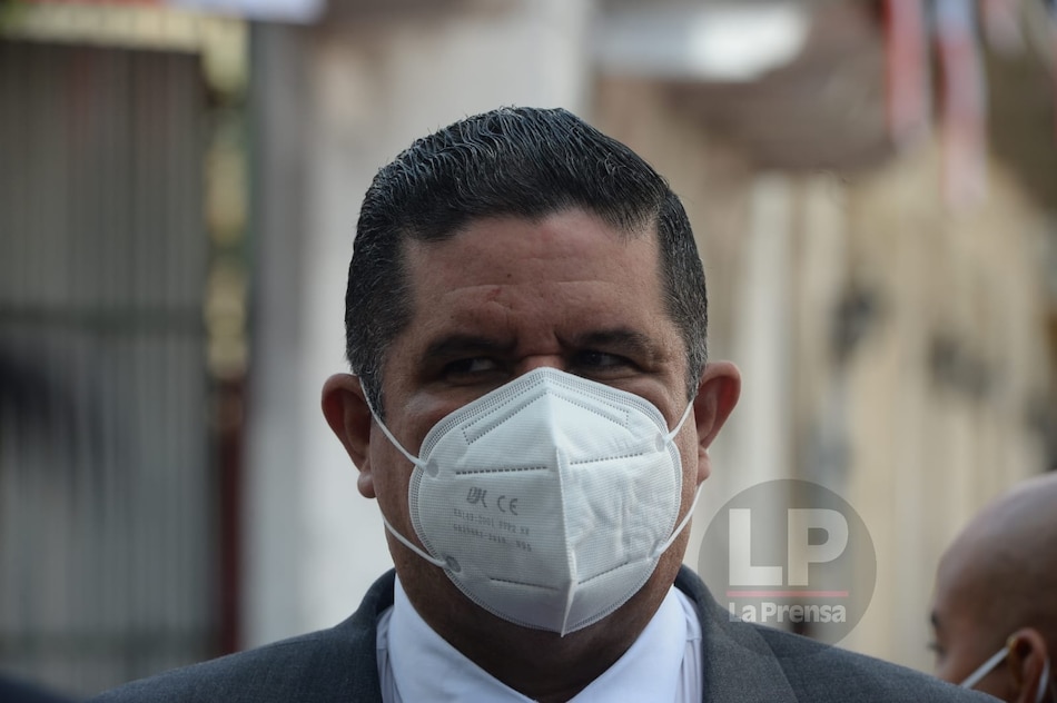 El ministro dice que cualquier persona tatuada puede ser policía, pero antes debe quitarse el dibujo