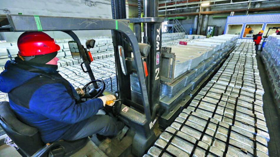 Minera prepara oferta pública