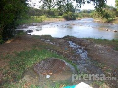 Derrame de aguas servidas caen al río Zaratí