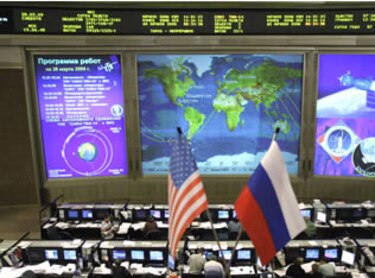 Nave rusa Soyuz se acopla a la plataforma orbital