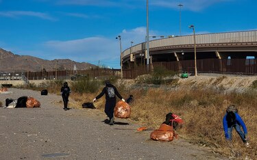 Tras un año de migración voluntarios recogen toneladas de basura en frontera México-Estados Unidos