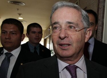 Uribe acusa a Santos de violar la ley electoral con promesas a militares