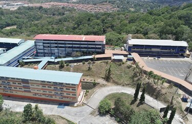 Uno de los profesores del Beckmann abandona la sala de cuidados intensivos