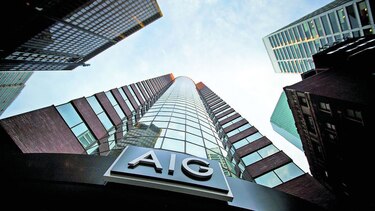 AIG recorta personal y vende divisiones