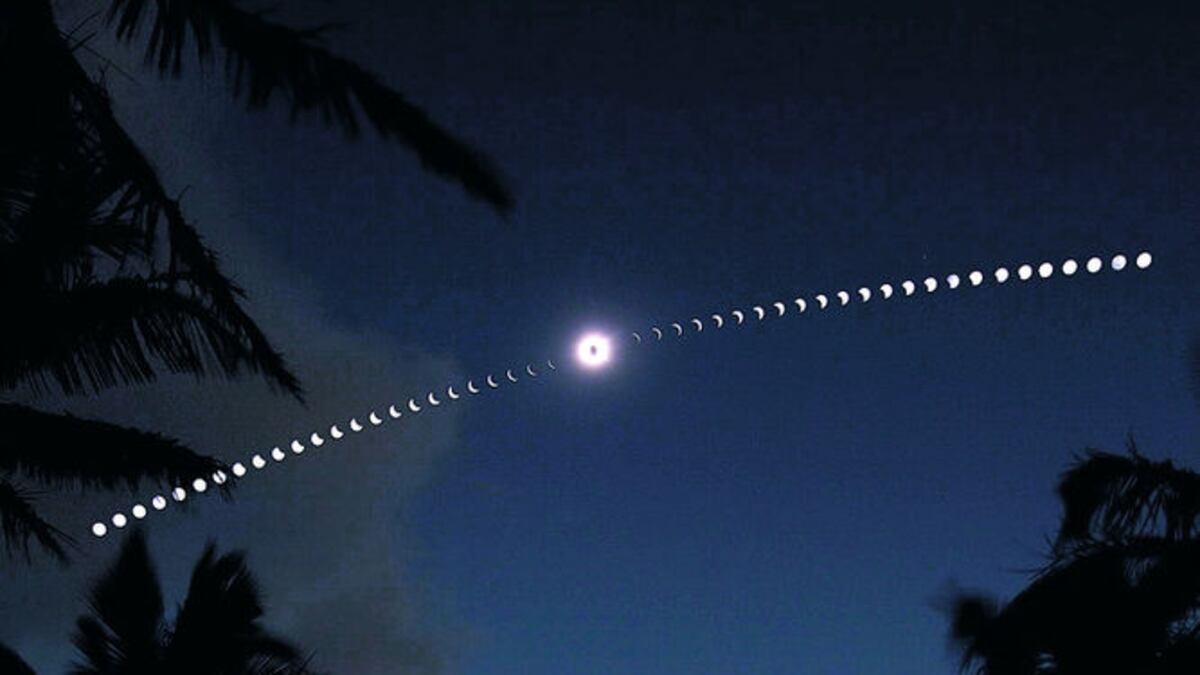 La foto ‘Eclipse on the beach’, que muestra un eclipse solar desde la Isla de Pascua ocurrido el 11 de julio de 2010, fue publicada en la web de la NASA Astronomy Picture of the Day. COR