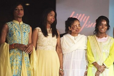 India: víctimas de ataques con ácido desfilan en pasarela de moda