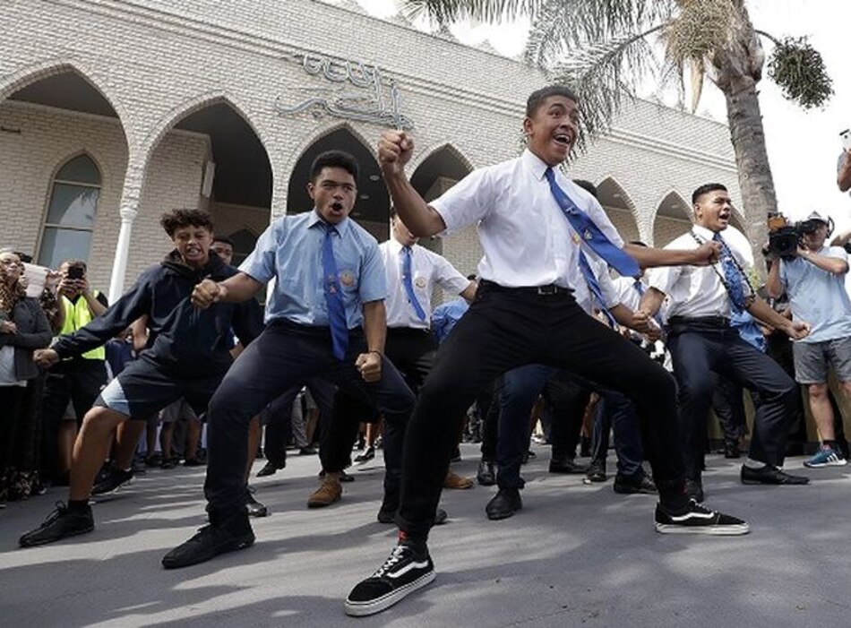 Estudiantes de Nueva Zelanda encuentran consuelo en hakas