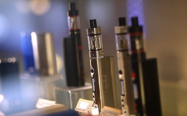 EU prohíbe la venta de cigarrillos electrónicos a menores de 18 años