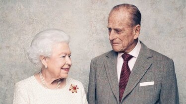 La reina Isabel II festeja a su estilo el aniversario de boda