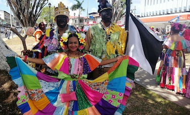 Cientos de personas participan del desfile de la pollera congo en Colón