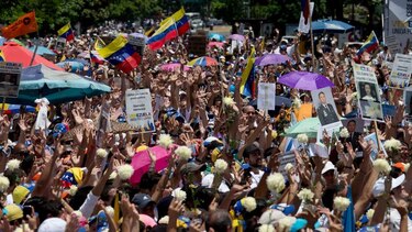 Miles de venezolanos marchan por la libertad de 'presos políticos'