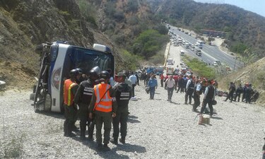 Se vuelca autobús del club argentino Huracán