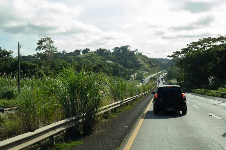 Huecos y losas levantadas en la vía Centenario: una odisea diaria para los conductores