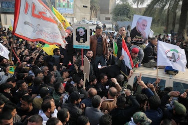 Entre furia y lágrimas, miles de personas lloran a Qasim Soleimani