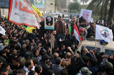 Entre furia y lágrimas, miles de personas lloran a Qasim Soleimani
