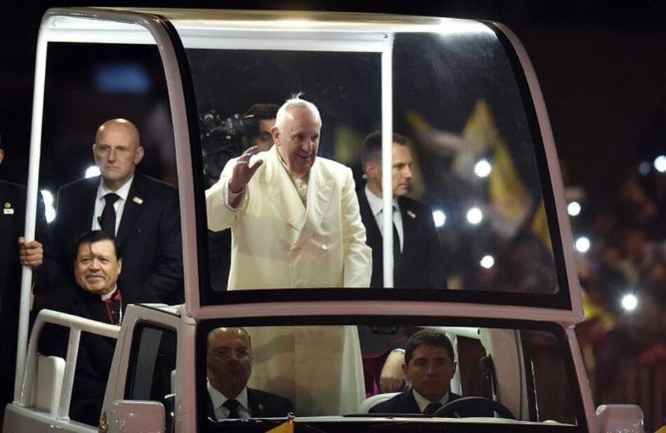 Con espectáculo de música y baile el Papa es recibido en México