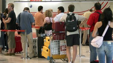 Venezolanos pasajeros de Conviasa varados en Madrid esperan regresar el lunes