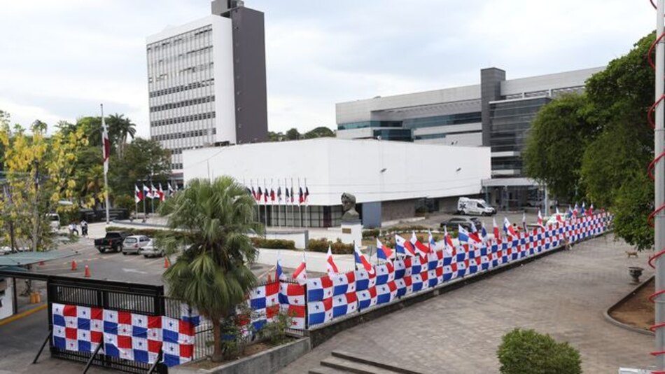Cuestionan a la Asamblea por estrategia de escudarse con la bandera
