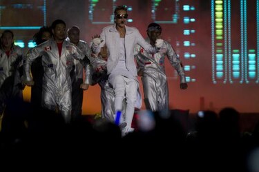 Justin Bieber se enoja por objeto lanzado y abandona palco