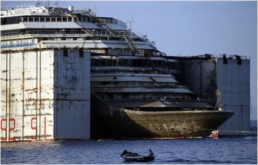 El naufragado Costa Concordia listo para ser remolcado hacia Génova