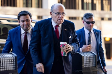 Giuliani es procesado por injerencia electoral en Arizona y le toman una foto policial