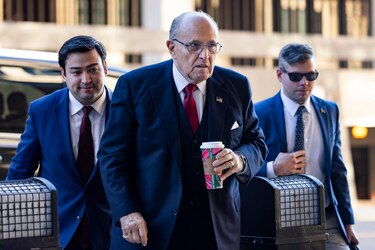 Giuliani es procesado por injerencia electoral en Arizona y le toman una foto policial