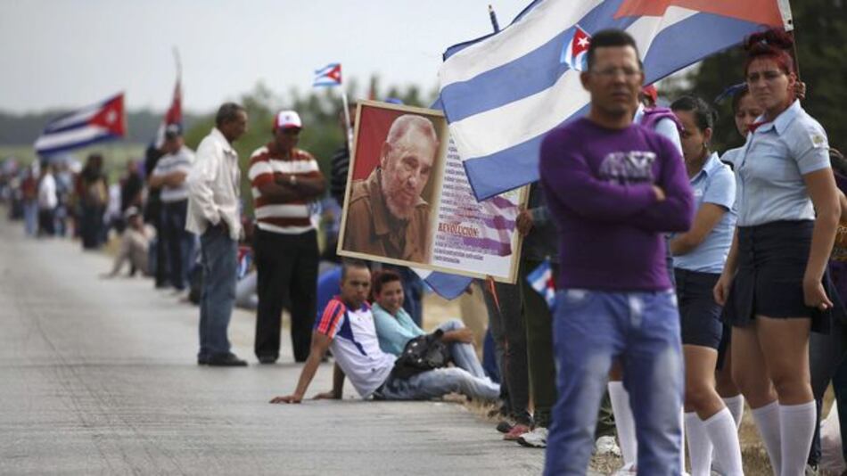 Cenizas de Fidel Castro retoman viaje tras parada en mausoleo del Che