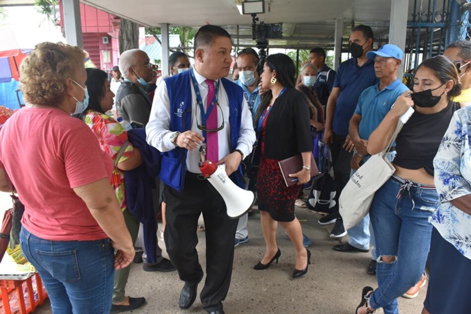 Caos en la policlínica J.J. Vallarino: largas filas y atención manual debido a fallo del sistema