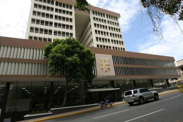 Alcaldía de Panamá empieza la entrega de las calcomanías vehiculares correspondientes al mes de abril