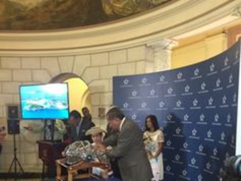 Andronikos de la naviera Cosco, primer buque que transitará por nuevas esclusas del Canal ampliado