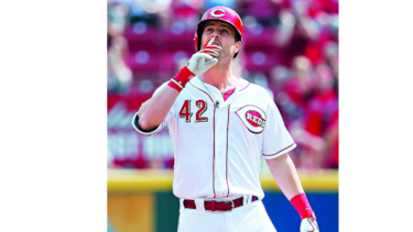 Rojos pierden a otro abridor, pero ganan