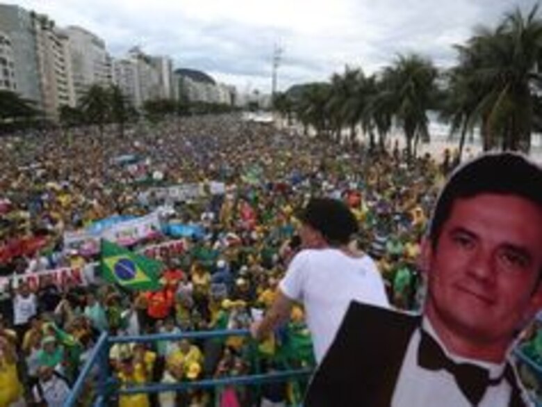 Miles de brasileños protestan contra la corrupción