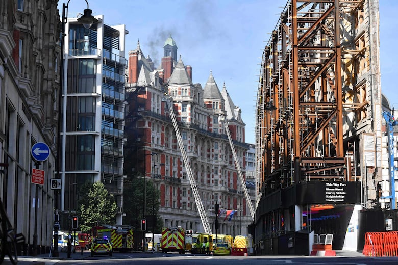 Combaten incendio en un hotel de lujo en centro de Londres